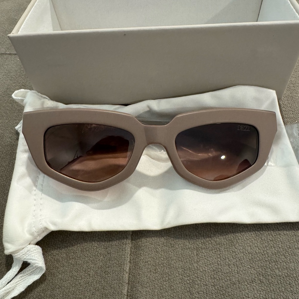 DEZI On Read- Matte Stone-Terra Cotta
Faded Sunglasses